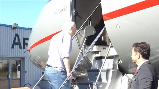 Schuldbekenntnis für Freiheit: Assange kommt frei Ein Bildschirmfoto vom X-Konto von Wikileaks zeigt Julian Assange, wie er nach seiner Entlassung aus dem Gefängnis ein Flugzeug besteigt, um das Vereinigte Königreich zu verlassen.