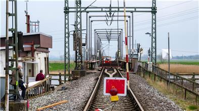 Ein Binnenschiff war Ende Februar 2024 gegen die damalige Eisenbahnbrücke bei Elsfleth geprallt. Der Vorfall wird jetzt vor Gericht aufgearbeitet.