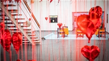 Ein bisschen kitschig, aber schön: Das Künstlerinnenduo FORT zeigt Herz und lässt gut 150 rote Heliumballons unter der Empore der Kunsthalle schweben.