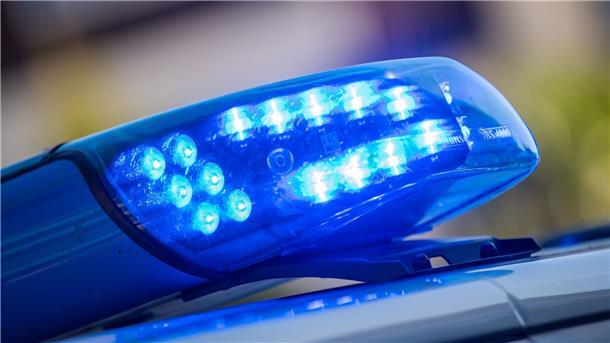 Ein Blaulicht ist auf dem Dach eines Polizeifahrzeugs zu sehen. (Symbolbild)