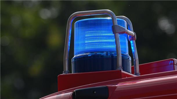 Gefahrgutunfall bei Lüneburg Ein Blaulicht leuchtet auf dem Dach eines Einsatzfahrzeugs der Feuerwehr.