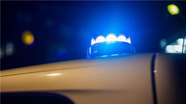 Polizei verhindert Einbruch in Oldenburger Supermarkt Ein Blaulicht leuchtet auf dem Dach eines Polizeifahrzeugs.