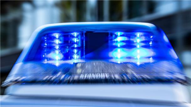 Ein Blaulicht leuchtet auf dem Dach eines Polizeiwagens.