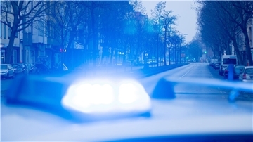 Ein Blaulicht leuchtet auf dem Dach eines Streifenwagens der Polizei (Symbolbild)