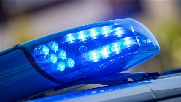 Ein Blaulicht leuchtet auf dem Dach eines Streifenwagens der Polizei.