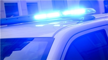 Ein Blaulicht leuchtet auf einem Einsatzfahrzeug der Polizei. 