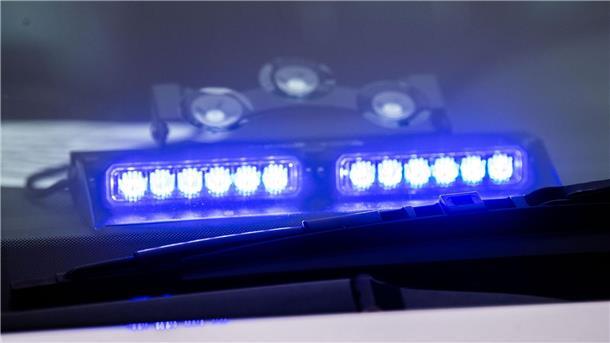 Klima-Aktivisten blockieren Kreuzung in Bremen Ein Blaulicht leuchtet unter der Frontscheibe eines Einsatzfahrzeugs der Polizei.
