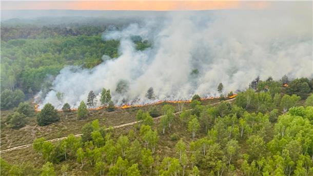 Lage bei Waldbrand bei Jüterbog entspannt sich Ein Blick auf das Waldbrandgebiet in Jüterbog aus einem Hubschrauber der Bundespolizei.