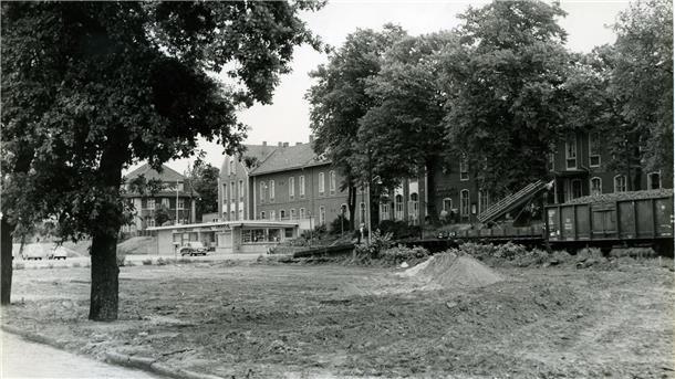 Der Lange Jammer überdauerte in Nordenham mehr als 80 Jahre Ein Blick auf den Bahnhofsvorplatz nach dem Abbruch des Langen Jammers. Fritz Frerichs fotografierte 1960.