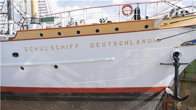 Weiß erstraht das fast 100-jährige Segelschiff: Die "Schulschiff Deutschland" liegt bei Bredo im Trockendock.