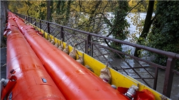 Ein Blick auf die mobile Staustufe an der  Arve in Genf.