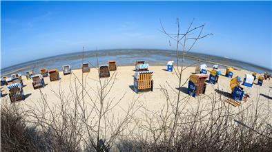 Ein Blick auf die Strandkörbe am Strand von Cuxhaven-Duhnen.