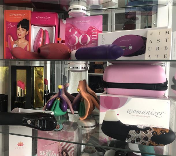 Ein Blick in Becks Sammlung von Sexspielzeugen - aufbewahrt in ihrer Hamburger Wohnung.