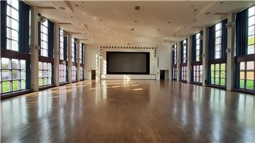 Ein Blick in den Saal der Stadthalle Friedeburg. Das Gebäude weist einen Sanierungsstau von 3 Millionen Euro auf.