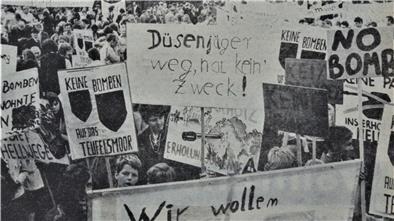 Ein Blick vom Rednerpodest auf den Schulhof der Breddorfer Dorfschule, der am 15. Mai 1971 als Schauplatz einer Protestkundgebung diente. Ziel der Demonstranten: Den Bombenabwurfplatz im Breddorfer Moor verhindern.