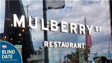 Der Schriftzug Mulberry ST auf einer Fensterscheibe. Im Hintergrund spiegelt sich Bremerhaven ein.