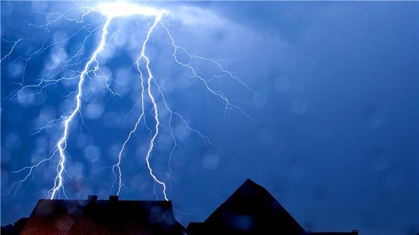 Gewitter wüten über Deutschland Ein Blitz schlägt ein in Nordrhein-Westfalen.