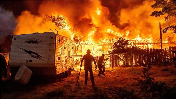 Waldbrand zerstört Gebäude nahe ehemaliger Goldgräber-Stadt Ein Blitz soll den Brand ausgelöst haben.