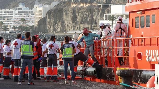 Migration polarisiert vor allem Rechte, Klimawandel Linke Ein Boot der spanischen Seenotrettung „Salvamento Maritimo“ bringt am Arguineguin Pier in Gran Canaria Migranten an Land.