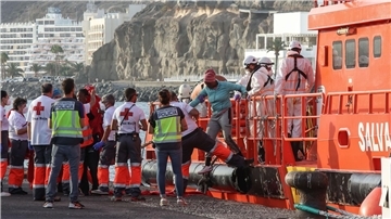 Ein Boot der spanischen Seenotrettung  „Salvamento Maritimo“ bringt am Arguineguin Pier in Gran Canaria Migranten an Land.