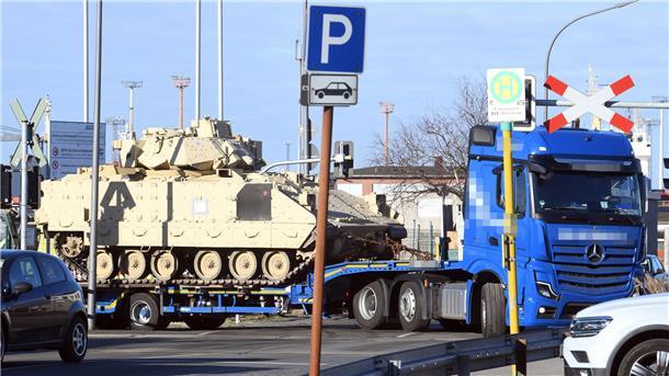 Warum die US-Armee so viele Militärfahrzeuge via Bremerhaven nach Europa bringt Ein Bradley-Schützenpanzer bei der Ausfahrt von der ABC-Halbinsel auf die Franziusstraße in Bremerhaven.