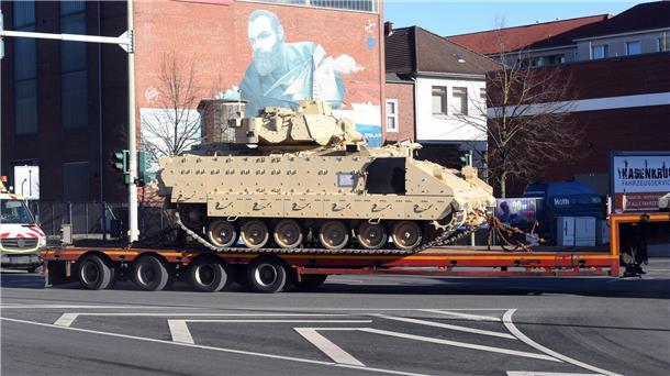 Warum die US-Armee so viele Militärfahrzeuge via Bremerhaven nach Europa bringt Ein Bradley-Transport beim Einbiegen auf die Lloydstraße.