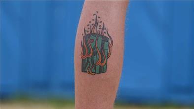 Ein brennendes Dixi-Klo. Wenn das kein passendes Tattoo für ein Festival ist...