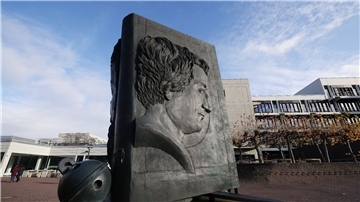Ein Bronze-Denkmal des Dichters Heinrich Heine auf dem Gelände der Heinrich-Heine-Universität in Düsseldorf.