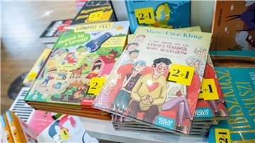 Ein Buch von Marc-Uwe Kling wurde aufgrund des ungarischen Kinderschutzgesetzes in Folie verpackt.