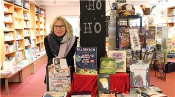 Ein Buch zu empfehlen ist schwer. Da kommt es immer auf den Menschen und den Geschmack an. Kerstin Bredehöft beschenkt sich in diesem Jahr selbst mit einem Buch.