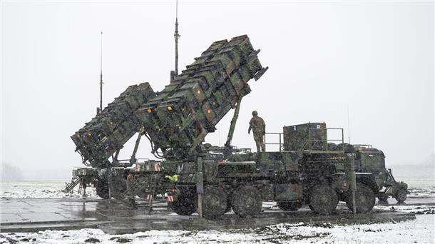 Ein Bundeswehr-Soldat steht Anfang April auf einem Anhänger mit Abschussrampen für Lenkflugkörper des Patriot-Luftabwehrsystems auf einem schneebedeckten Feld im südosten Polens.