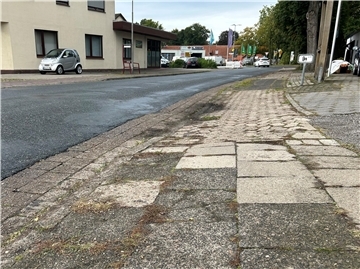 Ein bunter Mix aus verschiedenen Steinen, Absackungen und Schrägen: Der Gehweg an der Wilstedter Straße bietet viele Stolpermöglichkeiten.