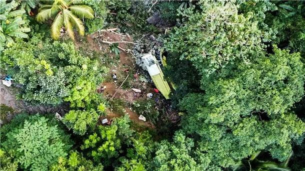Bus stürzt in Schlucht - Opferzahl auf 17 revidiert Ein Bus ist in einem Berggebiet auf den Philippinen von der Straße abgekommen.