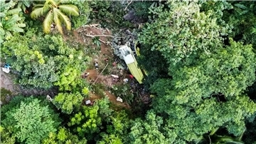 Ein Bus ist in einem Berggebiet auf den Philippinen von der Straße abgekommen.