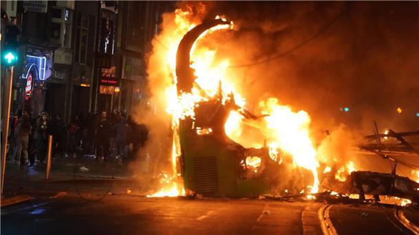 „Schande über Irland gebracht“: Krawalle erschüttern Dublin Ein Bus steht im Stadtzentrum in Flammen.