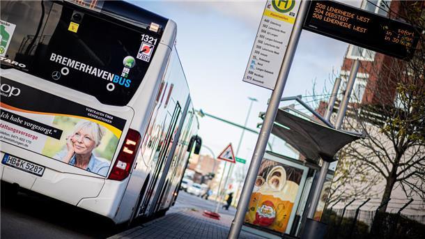 Mit Streckenführung und Schulkindern unzufrieden: Frau schlägt Busscheibe ein Ein Bus von Bremerhaven Bus wurde durch einen weiblichen Fahrgast beschädigt (Symbolbild).