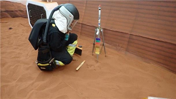 Vier Menschen, 378 Tage Mars - Nasa-Simulation endet Ein CHAPEA-Besatzungsmitglied nimmt an einem simulierten „Marswalk“ im Inneren der 1.200 Quadratmeter großen Anlage teil. Der Platz ist mit rotem Sand gefüllt, um die Marslandschaft zu imitieren.
