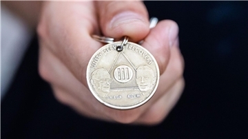 Anonym, aber gemeinsam stark: Anonymen Alkoholiker in Bremervörde Ein Chip als Zeichen, dass ein Anonymer Alkoholiker drei Jahre trocken ist.