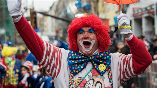 Ein Clown mit Schirmchen beim Fastnachtszug in Ludwigshafen.