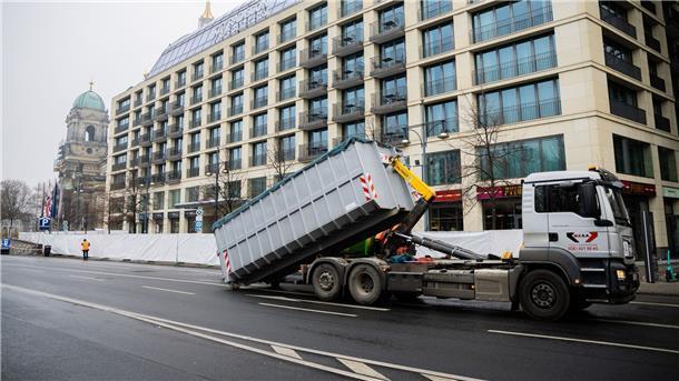 Aufräumen nach Platzen des Aquariums - Ursachensuche läuft Ein Container mit Schutt wird nach dem Platzen eines Groß-Aquarium in einer Berliner Hotellobby auf einen LKW geladen.