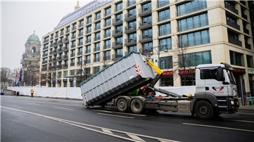 Ein Container mit Schutt wird nach dem Platzen eines Groß-Aquarium in einer Berliner Hotellobby auf einen LKW geladen.