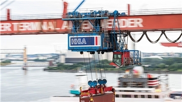 Ein Container wird auf dem Container-Terminal Altenwerder im Hamburger Hafen mit einer Containerbrücke auf ein Schiff geladen.