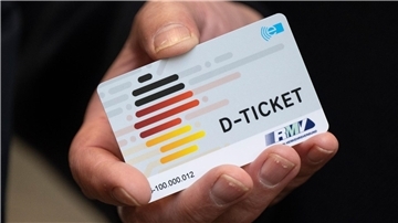 Ein Drittel der Bürger will Deutschlandticket kaufen Ein „D-Ticket“ im Chipkartenformat.