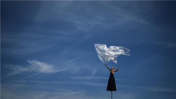 Ein Darsteller der französischen Lufttheatergruppe „Gratte Ciel“ balanciert auf Stelzen während des FAB International Arts Festivals in Bordeaux.