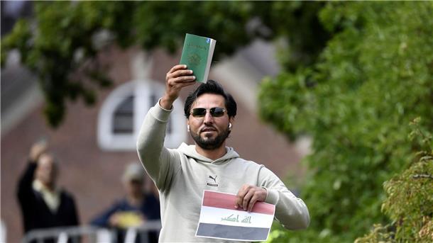 Koran in Stockholm verunglimpft: Abbruch der Beziehungen? Ein Demonstrant hält eine Kopie des Korans hoch, die er mutmaßlich gemeinsam mit einer irakischen Fahne verbrennen will.