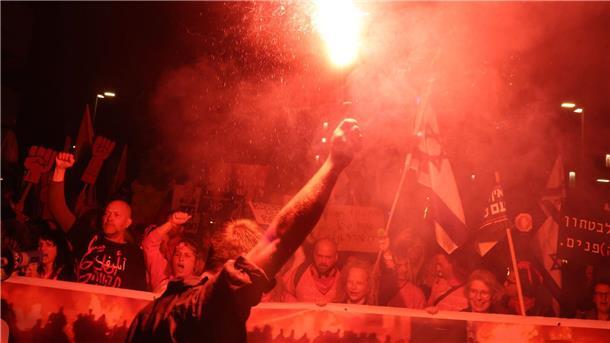 Hunderttausende demonstrieren gegen Justizreform in Israel Ein Demonstrant hat in Tel Aviv Pyrotechnik entzündet.