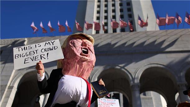 Bilder des Tages Ein Demonstrant im Donald-Trump-Kostüm nimmt an einer „No Kings“-Demonstration teil.