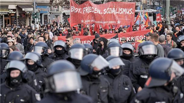 Ein Demonstrationszug am 1. Mai 2023: In diesem Jahr rechnet die Polizei mit aggressiven Demonstranten sowie Angriffen mit Flaschen- und Steinwürfen.