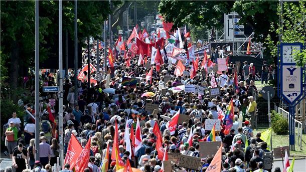 Ein Demonstrationszug gegen den AfD-Bundesparteitag zieht zur Grugahalle.