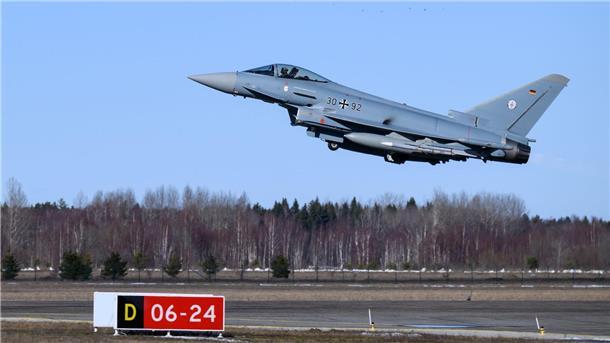 Steinmeier versichert Baltenstaaten Beistand und Schutz Ein deutscher Eurofighter startet auf der estnischen Luftwaffenbasis Ämari zu einem Übungsflug.